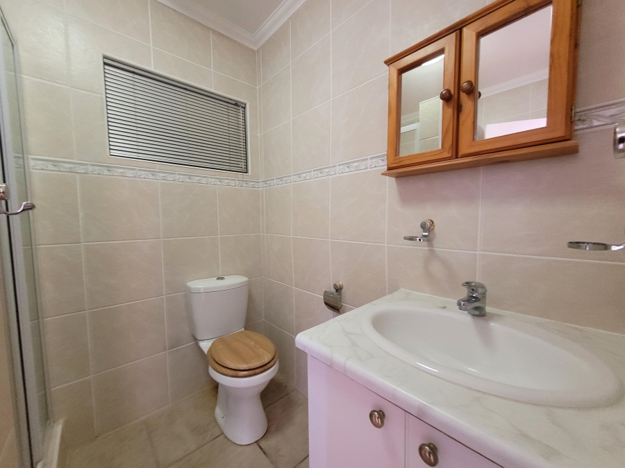 To Let 4 Bedroom Property for Rent in Wavecrest Eastern Cape